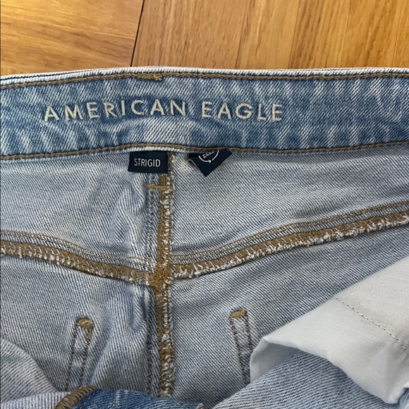 American Eagle Outfitters Light Blue Mom jean. - Picture 3 of 8